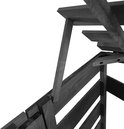 Opengeklapt houten deksel van de containerberging ondersteund door een houten steunbalk.