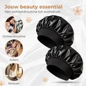 Twee zwarte satijnen bonnets, met afbeeldingen van ochtendroutine, koken en relaxen.