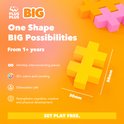 Plus-Plus BIG bouwsteen geel van 30x50mm, naast tekst over 'One Shape BIG Possibilities'. Gemaakt voor 1+ jaar.