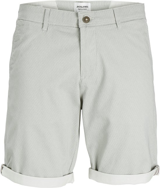Voorkant van een lichtgrijze chino short met fijne print, omgeslagen broekspijpen en een bruine knoop.