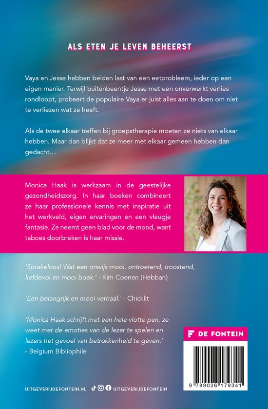 Achterkant van een boek met tekst en een foto van auteur Monica Haak.