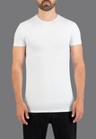 Man in een wit Slater t-shirt met ronde hals en korte mouwen, gedragen met een spijkerbroek.