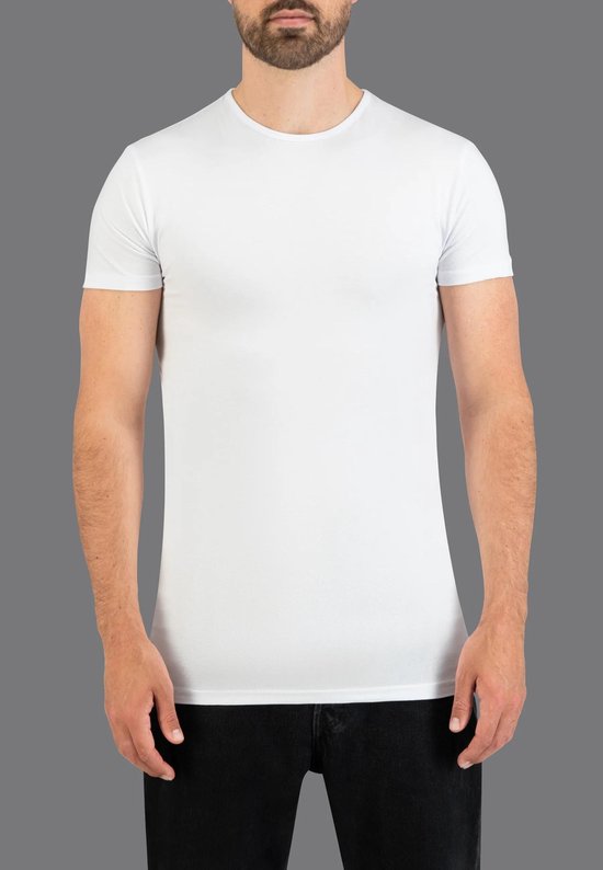 Man in een wit Slater t-shirt met ronde hals en korte mouwen, gedragen met een spijkerbroek.