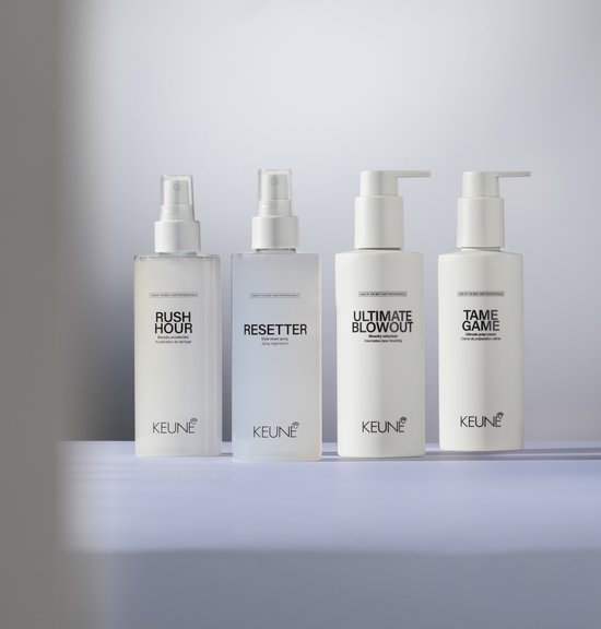 Vier witte Keune haarproducten op een rij. Twee sprays en twee pompflessen met de labels RUSH HOUR, RESETTER, ULTIMATE BLOWOUT en TAME GAME.