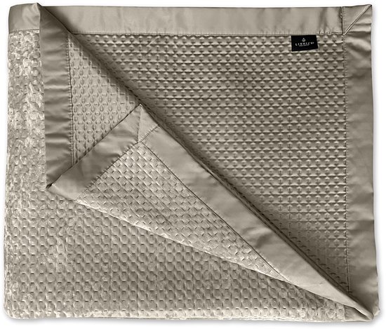 Taupekleurige sprei met geometrisch patroon en merklabel LINNICK.