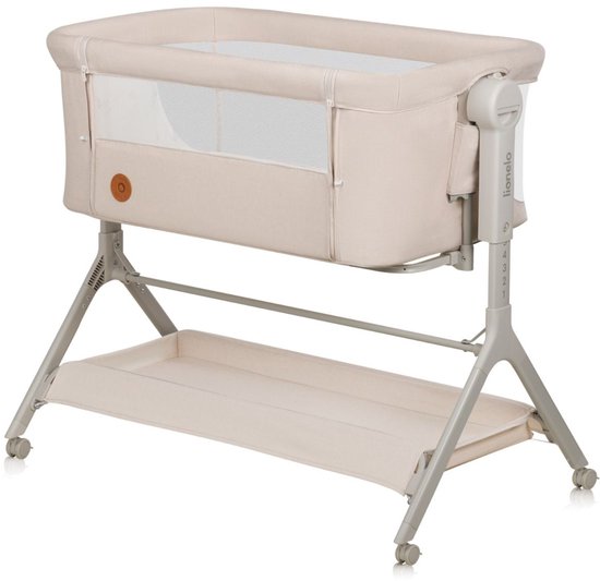 Berceau cododo beige avec hauteur réglable, panier de rangement et roues. Fenêtre en maille sur le côté.