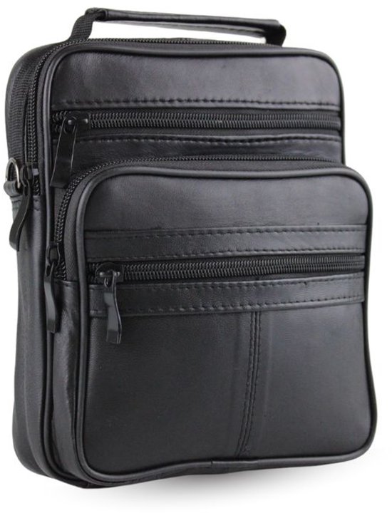 Schuine weergave van een zwarte leren tas met handvat, verstelbare schouderband en ritsvakken.