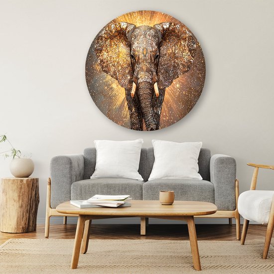 Gouden mozaïek olifant kunst, glitterend met gouden lichtstralen, boven een grijze bank.