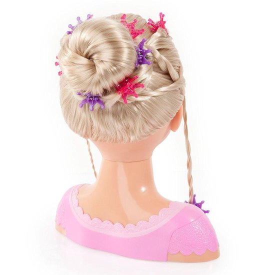Achterzijaanzicht van kaphoofd met blond haar in een knot en vlechten, versierd met tiara's.