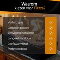 Een rechthoekige sfeerhaard met vlammen, omringd door witte decoratiestenen. De haard heeft een glazen omhuizing. Tekst: Waarom kiezen voor Fiérza?