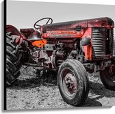Canvas - Oude Verroeste Zwart-witte Tractor in het Weiland met Rode Details - 100x100 cm Foto op Canvas Schilderij (Wanddecoratie op Canvas)