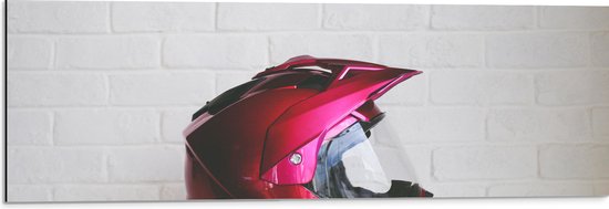 Dibond - Roze Motor Helm voor Witte Bakstenen Muur - 90x30 cm Foto op Aluminium (Wanddecoratie van metaal)