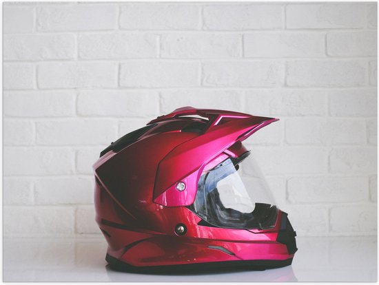 Poster (Mat) - Roze Motor Helm voor Witte Bakstenen Muur - 40x30 cm Foto op Posterpapier met een Matte look