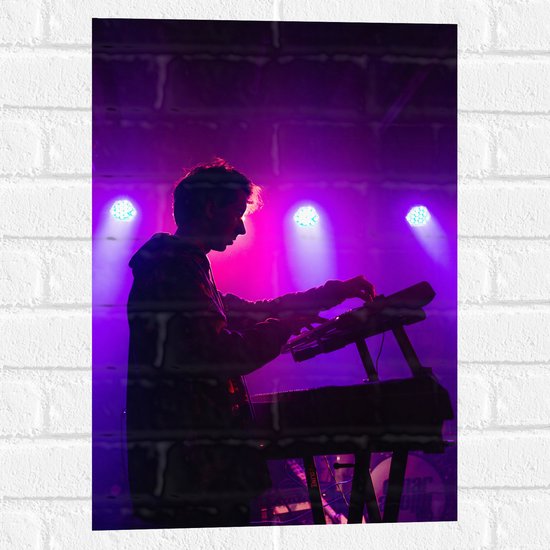 Muursticker - Pianist op Podium in de Paarse Lampen - 40x60 cm Foto op Muursticker