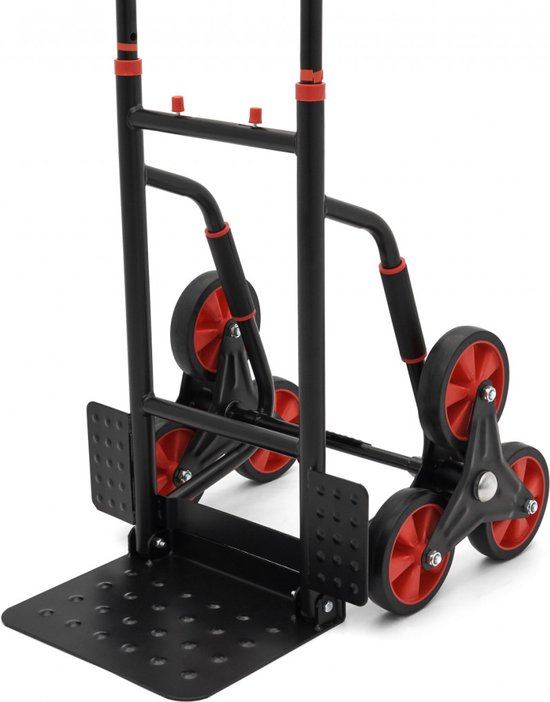 Zwarte steekwagen met rode wielen en plate-forme, op een witte achtergrond.