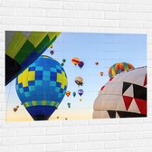 Muursticker - Tussen de Luchtballonnen in de Lucht - 120x80 cm Foto op Muursticker