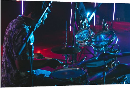 Dibond - Drummer op het Podium bij Paarse Lampen - 120x80 cm Foto op Aluminium (Wanddecoratie van metaal)