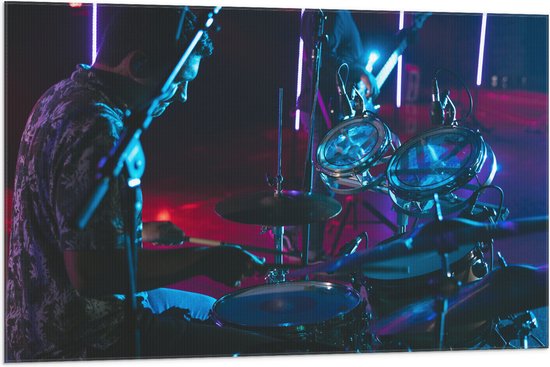 Vlag - Drummer op het Podium bij Paarse Lampen - 105x70 cm Foto op Polyester Vlag