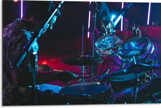 Dibond - Drummer op het Podium bij Paarse Lampen - 75x50 cm Foto op Aluminium (Wanddecoratie van metaal)