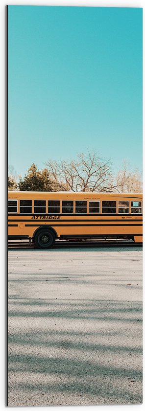 Dibond - Gele Schoolbus Rijdend onder Blauwe Lucht - 30x90 cm Foto op Aluminium (Wanddecoratie van metaal)