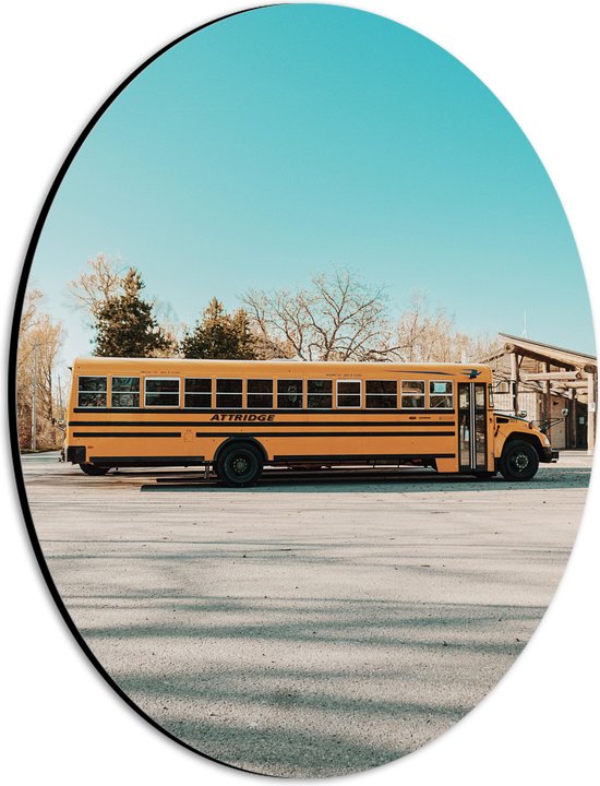Dibond Ovaal - Gele Schoolbus Rijdend onder Blauwe Lucht - 21x28 cm Foto op Ovaal (Met Ophangsysteem)