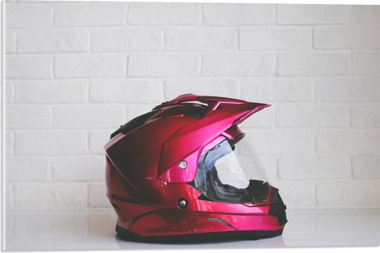 Acrylglas - Roze Motor Helm voor Witte Bakstenen Muur - 60x40 cm Foto op Acrylglas (Wanddecoratie op Acrylaat)