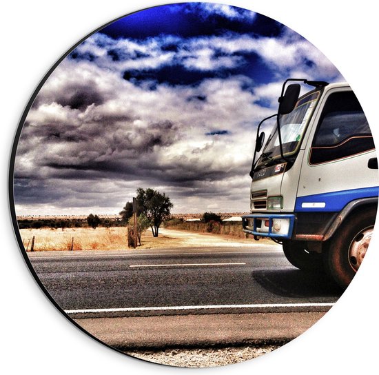 Dibond Muurcirkel - Blauw met Witte Truck Rijdend over Weg - 20x20 cm Foto op Aluminium Muurcirkel (met ophangsysteem)