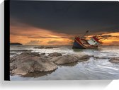 Canvas - Zakkend Scheepswrak bij Rotsen in de Zee bij Zonsondergang - 40x30 cm Foto op Canvas Schilderij (Wanddecoratie op Canvas)