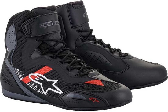 Zwarte motorschoenen met rode en grijze accenten, en een wit Alpinestars logo op de zijkant.