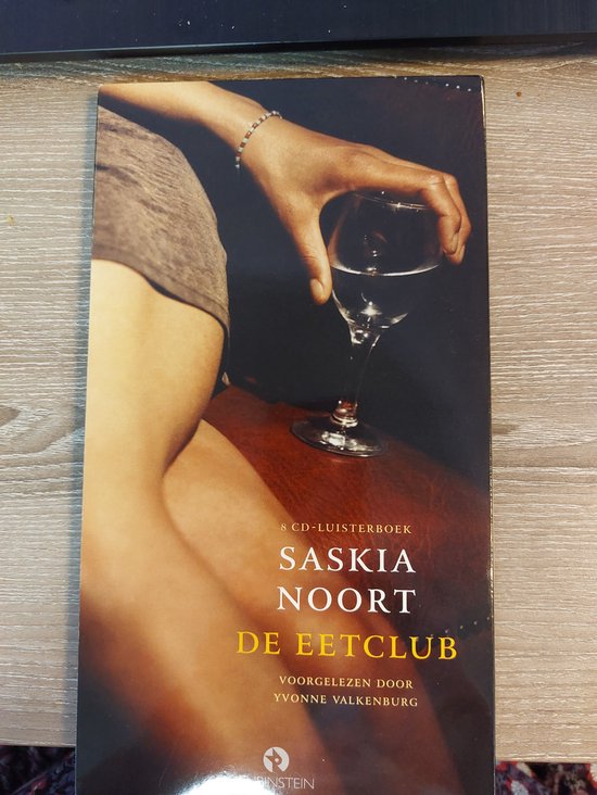 Voorkant van het luisterboek 'De Eetclub' van Saskia Noort, met een close-up van een vrouw die een glas wijn vasthoudt.