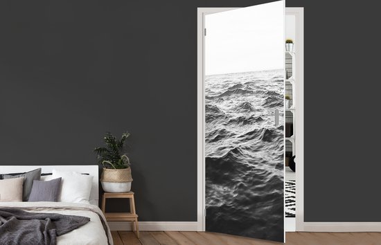 Deurposter 95x215 cm - Deursticker Zee - Water - Natuur - Zwart wit - Meubelfolie zelfklevend - Deurfolie woonkamer - Interieurfolie fotobehang - Deur plakfolie - Deurstickers - Deurbehang sticker - Kamer decoratie