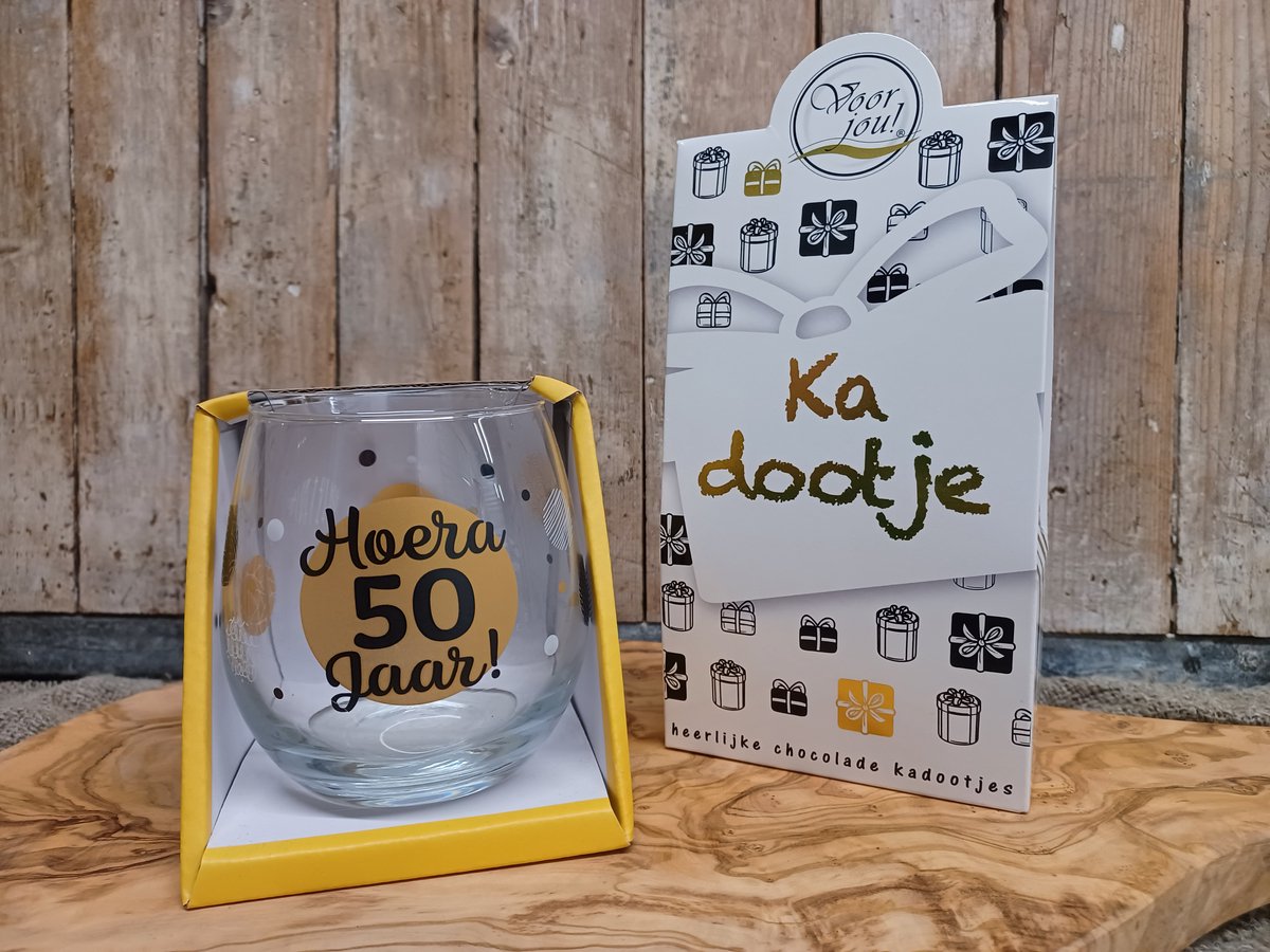 wijnglas-waterglas-wijn-water-Kadootjes-Chocolade-Belgische-Giftset-hoera 50 jaar-jubileum-50-jarig-feestje-abraham-sara-halve eeuw-verjaardag-mannencadeau-vrouwencadeau