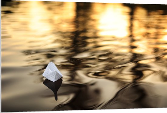 Dibond - Wit Papieren Bootje dobberend over het Water tijdens de Avondzon - 120x80 cm Foto op Aluminium (Met Ophangsysteem)