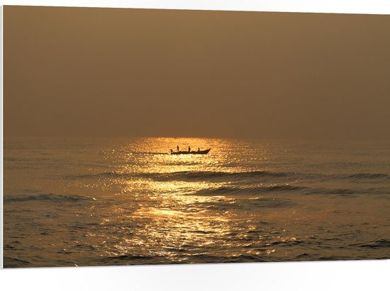 PVC Schuimplaat- Oceaan - Zee - Bootje - Mensen - Zonlicht - 105x70 cm Foto op PVC Schuimplaat
