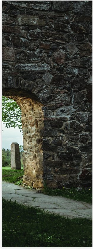 Poster Glanzend – Muur - Stenen - Gras - Doorgang - 20x60 cm Foto op Posterpapier met Glanzende Afwerking