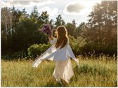 Poster (Mat) - Vrouw met Lavendelboeket in het Veld - 80x60 cm Foto op Posterpapier met een Matte look