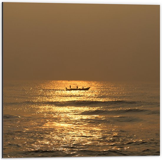 Dibond - Oceaan - Zee - Bootje - Mensen - Zonlicht - 50x50 cm Foto op Aluminium (Wanddecoratie van metaal)