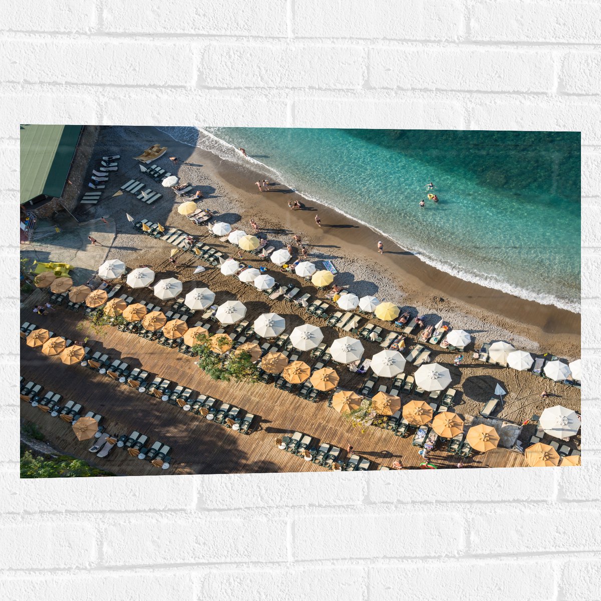 Muursticker - Zee - Strand - Bedjes - Parasols - Water - Hout - Mensen - 75x50 cm Foto op