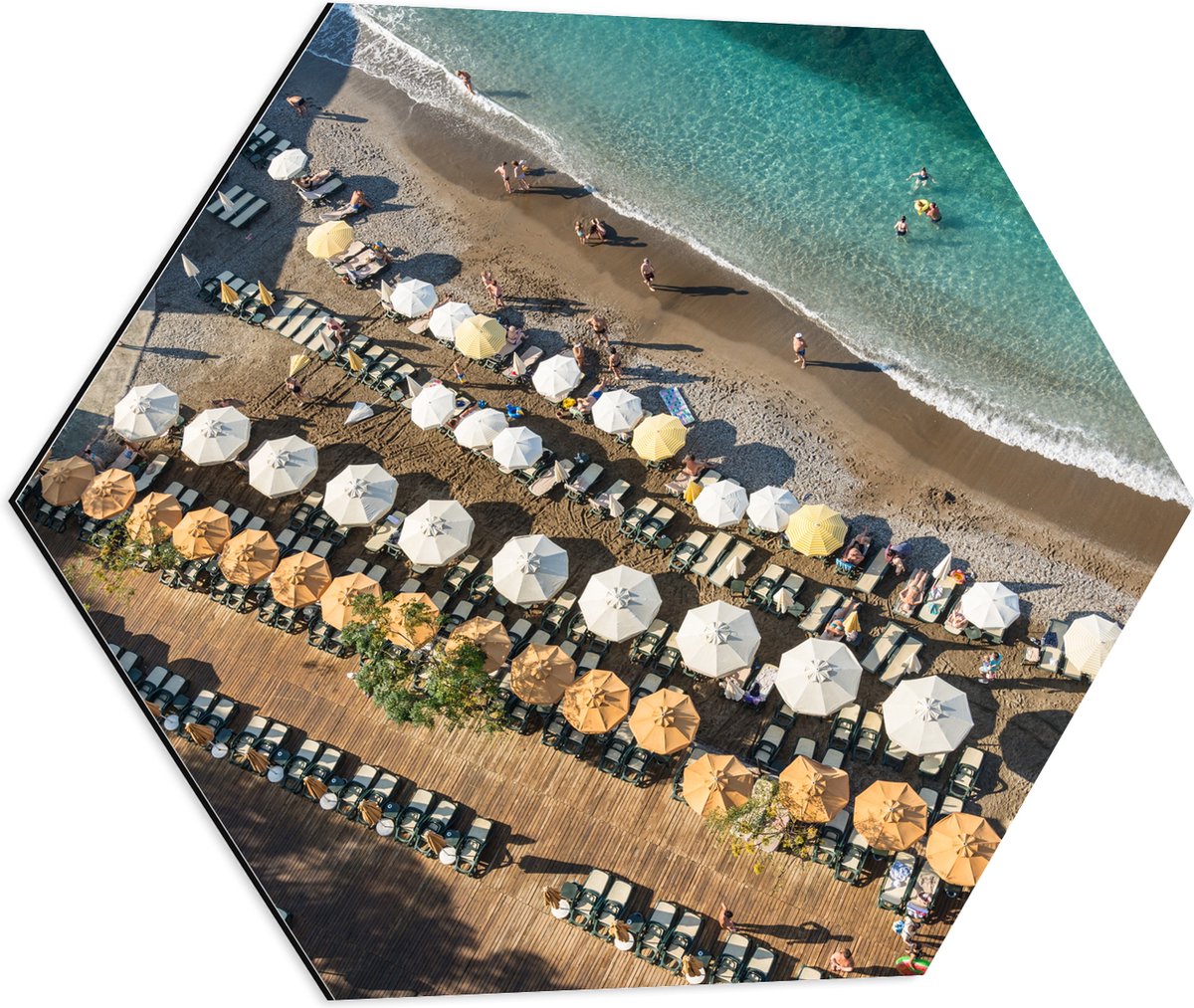 Dibond Hexagon - Zee - Strand - Bedjes - Parasols - Water - Hout - Mensen - 60x52.2 cm Foto op Hexagon (Met Ophangsysteem)