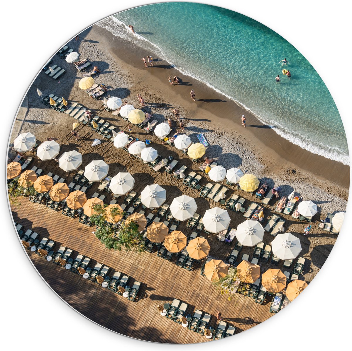 PVC Schuimplaat Muurcirkel - Zee - Strand - Bedjes - Parasols - Water - Hout - Mensen - 70