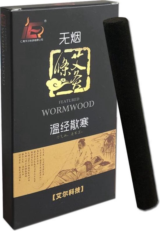 Zwarte doos met Chinese teksten en een losse zwarte moxa stick ernaast. "FEATURED WORMWOOD" staat op de doos.