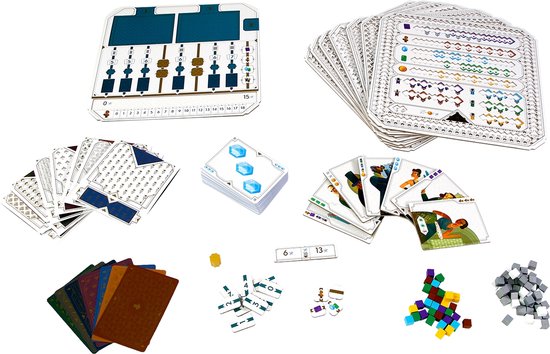 Overzicht van alle componenten van het bordspel: speelborden, kaarten, tokens en dobbelstenen.