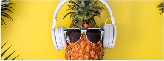 Poster (Mat) - Ananas met Witte Headset op Felgele Achtergrond - 60x20 cm Foto op Posterpapier met een Matte look