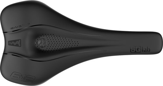 Zwart SQlab 612 fietszadel van bovenaf, met perforaties en reliëf.