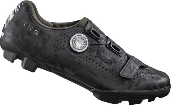 Zwarte camouflage Shimano RX6 fietsschoen met BOA sluiting, klittenband en profielzool.