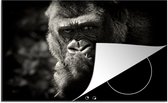 KitchenYeah® Inductie beschermer 77x51 cm - Gorilla op zwarte achtergrond in zwart-wit - Kookplaataccessoires - Afdekplaat voor kookplaat - Inductiebeschermer - Inductiemat - Inductieplaat mat