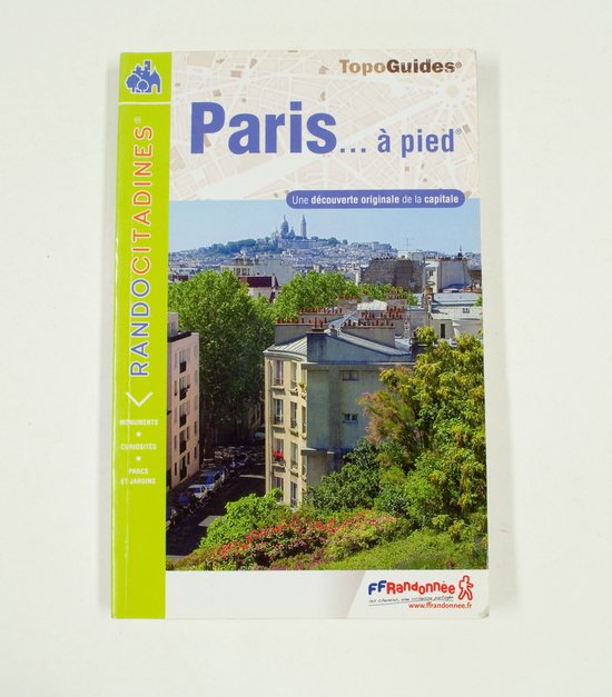 Guide "Paris... à pied" avec logo TopoGuides. La couverture montre un panorama de Paris avec le Sacré-Cœur sur la colline.