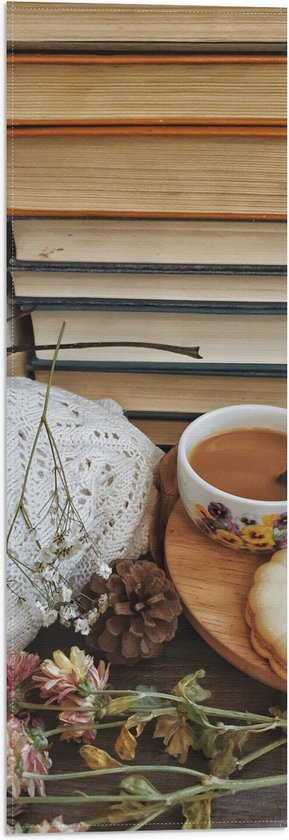 Vlag - Bakje Koffie tussen de Bloemenblaadjes met Boekenachtergrond - 20x60 cm Foto op Polyester Vlag