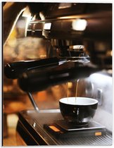 Dibond - Foto van Koffiekopje onder Professioneel Koffiezetapparaat - 30x40 cm Foto op Aluminium (Wanddecoratie van metaal)
