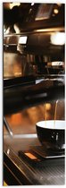 Dibond - Foto van Koffiekopje onder Professioneel Koffiezetapparaat - 30x90 cm Foto op Aluminium (Wanddecoratie van metaal)